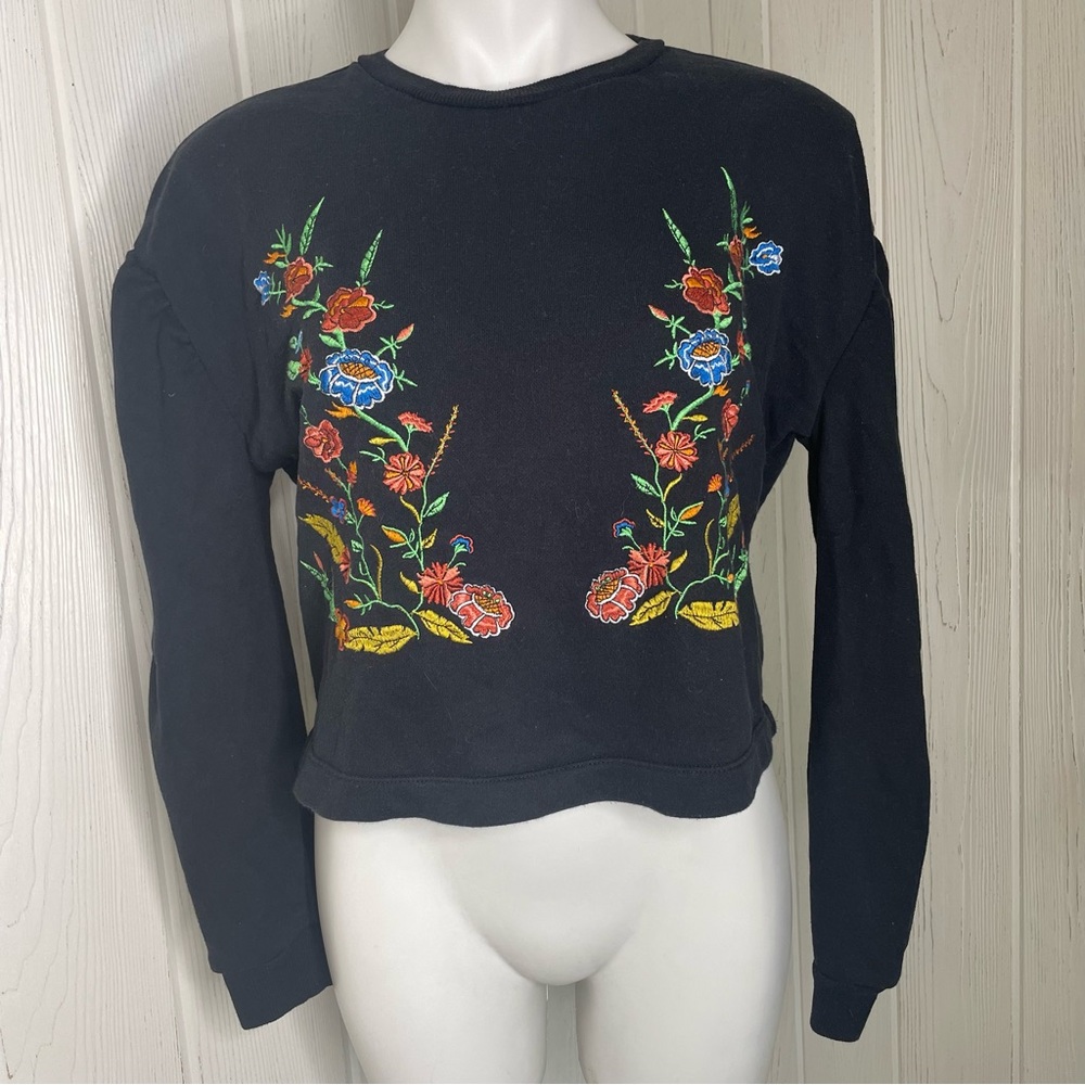 Romeo + Juliet Couture Black  M Embroidered Flowers Sweatshirt Puffy Sleeves